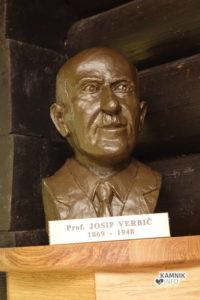 Doprsni kip prof. Josipa Verbiča je delo kiparja Mihe Kača.