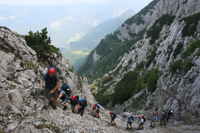 Poleti gore obišče največ planincev, ki naj dovolj pozornosti celostni pripravi na turo: ustrezni opremi, psihofizični pripravi, spremljanju vremenskih razmer ter podatkov o odprtosti planinskih koč in urejenosti planinskih poti. (foto Manca Čujež)