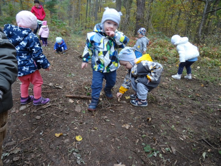 Otroci so v gozdu radi v vsakem vremenu (foto Irena Kidrič)