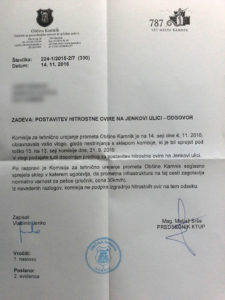 Komisija za tehnično urejanje prometa Občine Kamnik je znova zavrnila prošnjo prebivalcev Jenkove ulice, ki si že dlje časa prizadevajo za (ponovno) postavitev hitrostnih ovir.