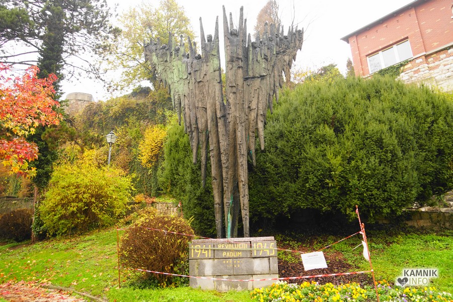 Bronasta skulptura v obliki ptice z razpetimi krili, sestavljena iz shematičnih človeških figur (D. Tršar, 1962), postavljena v sočasno urejen park. Spomenik je posvečen revoluciji in nad 600 padlim borcem, aktivistom in žrtvam NOB na Kamniškem.