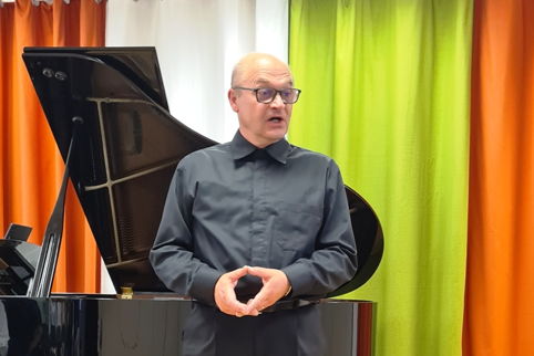 Kratko popotovanje s samospevi ob spremljavi kitare